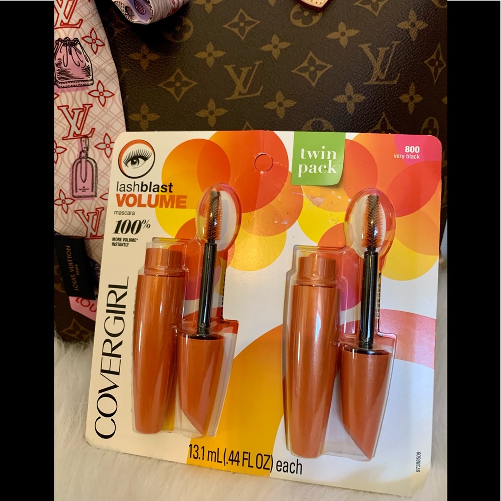 NEW Covergirl LashBlast Volume Mascara (2)‎
